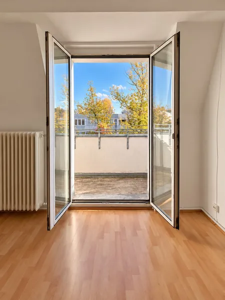 Sonnige Dachgeschosswohnung mit Balkon ins Grüne, 2 Zimmer, 55 m², Spandau — photo 1